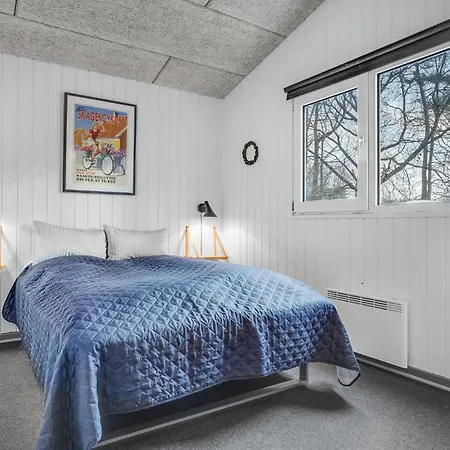 Stunning In Glesborg With Kitchen Holiday home Fjellerup Strand