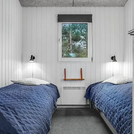 Stunning In Glesborg With Kitchen Holiday home Fjellerup Strand