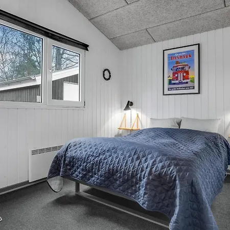 Stunning In Glesborg With Kitchen * Fjellerup Strand