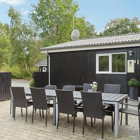 Stunning In Glesborg With Kitchen * Fjellerup Strand