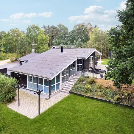 Stunning In Glesborg With Kitchen Semesterbostad *